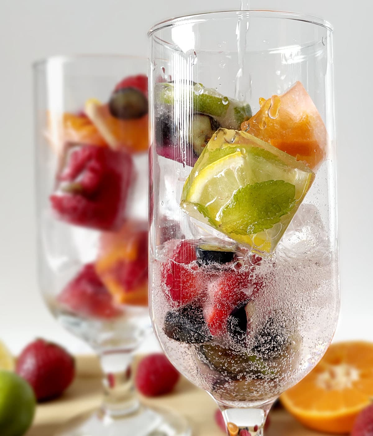 How to make a sparkling water with fruit ice cubes using the Ninja Thi